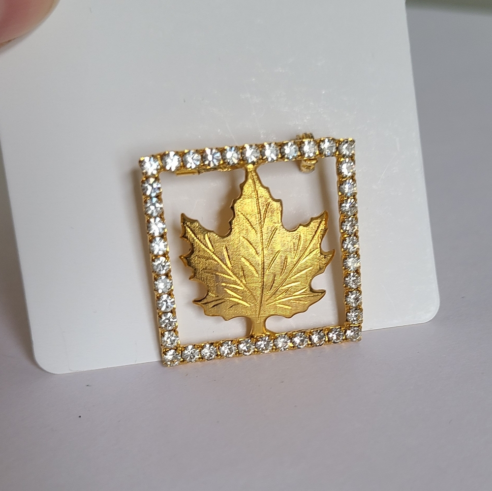 Vintage Gilded Gold Tone Rhinestone Square Canada Maple Leaf Brooch Pin - Picture 4 of 12